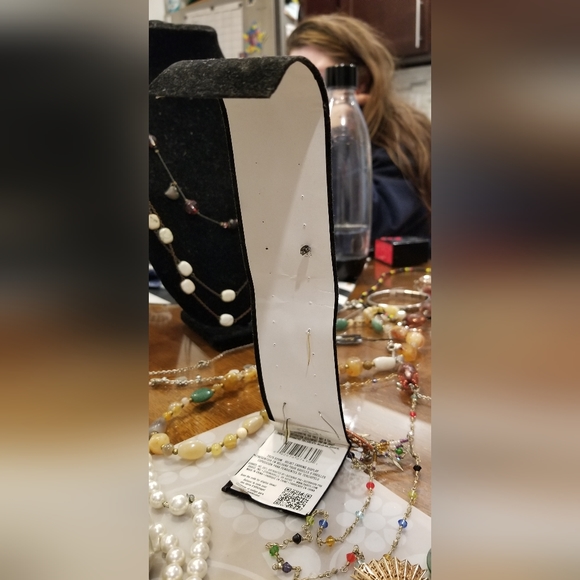 Velvet earring display - Picture 2 of 5